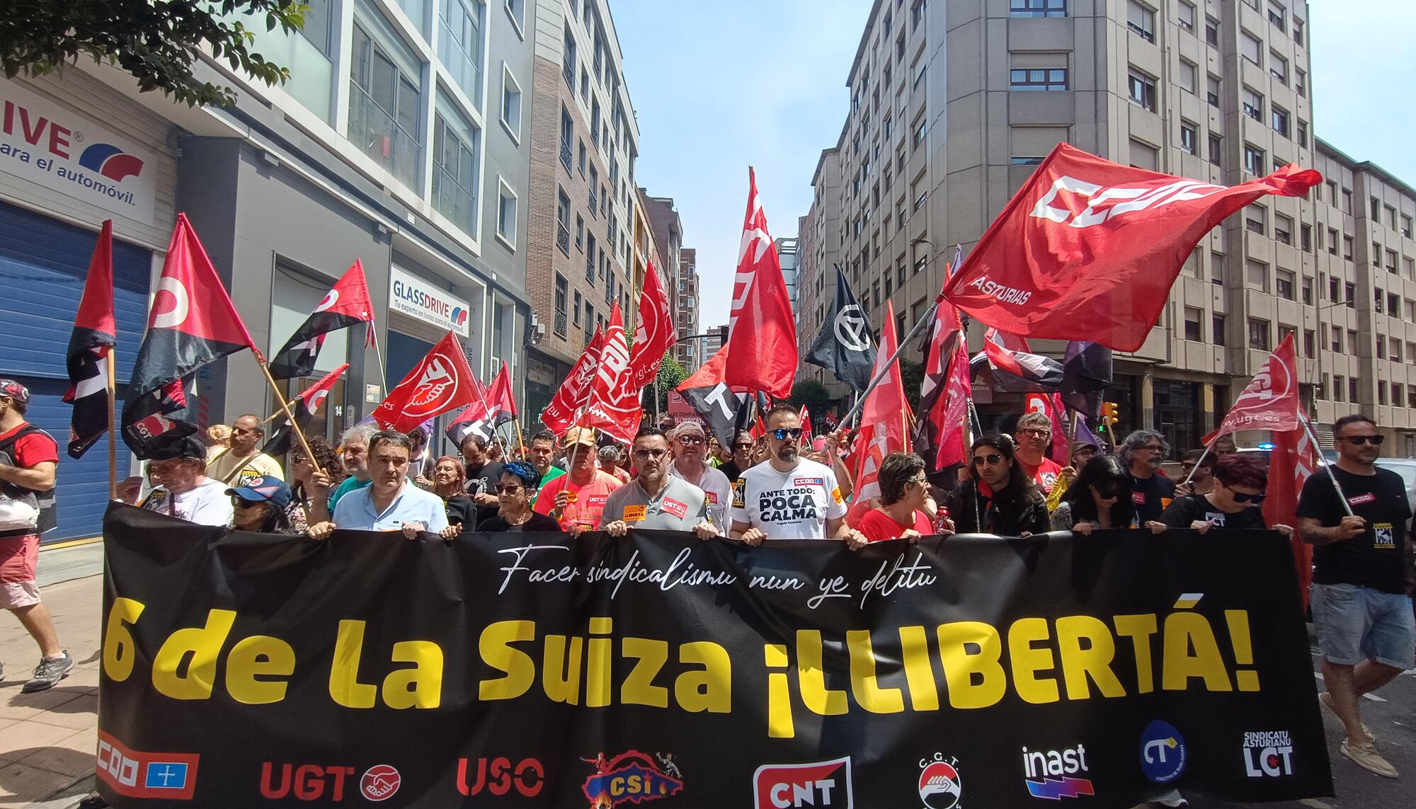 Cabecera de la manifestación por la libertad de las 6 de la Suiza en Gijón el 29 de junio de 2025